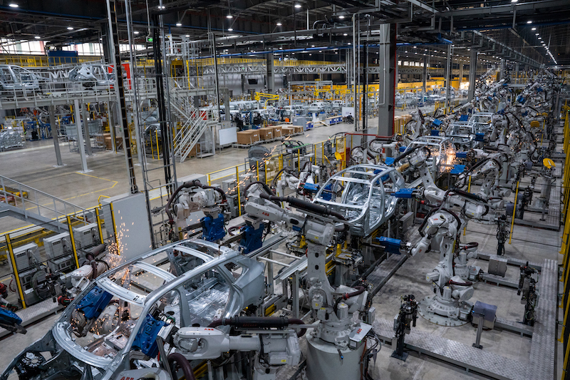 Dây chuyền sản xuất ứng dụng công nghệ hiện đại bậc nhất tại Nhà máy VinFast.