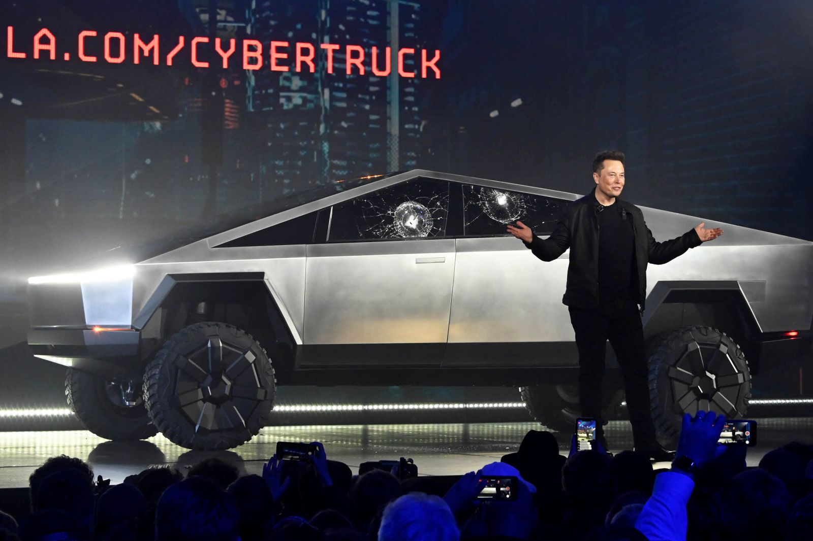 Mẫu xe bán tải chạy điện đầu tiên Cybertruck được Tesla ra mắt tại LA Auto Show 2019. Ảnh:p/CNBC.