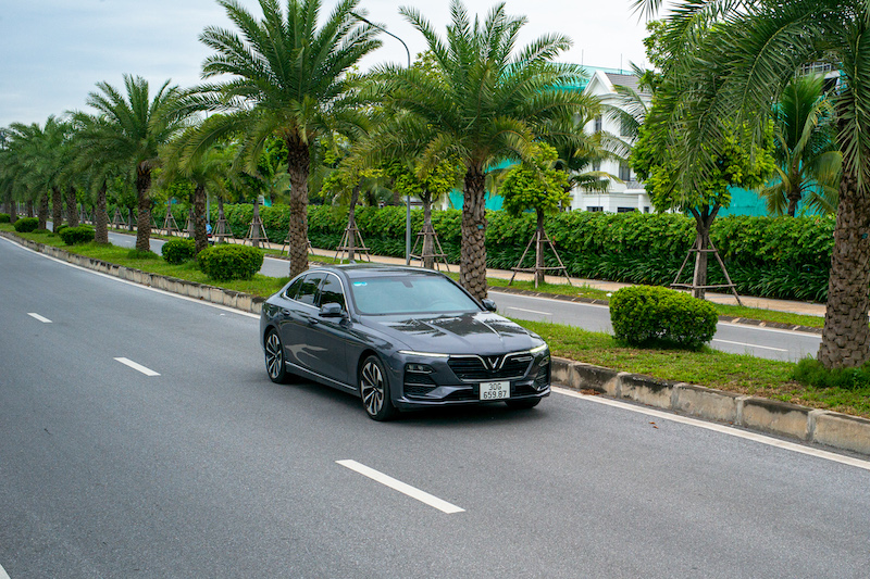 VinFast Lux A2.0 giữ vững vị thế dẫn đầu về doanh số bán tháng 10 và cả 10 tháng đầu năm của phân khúc sedan tầm giá 1 tỷ đồng