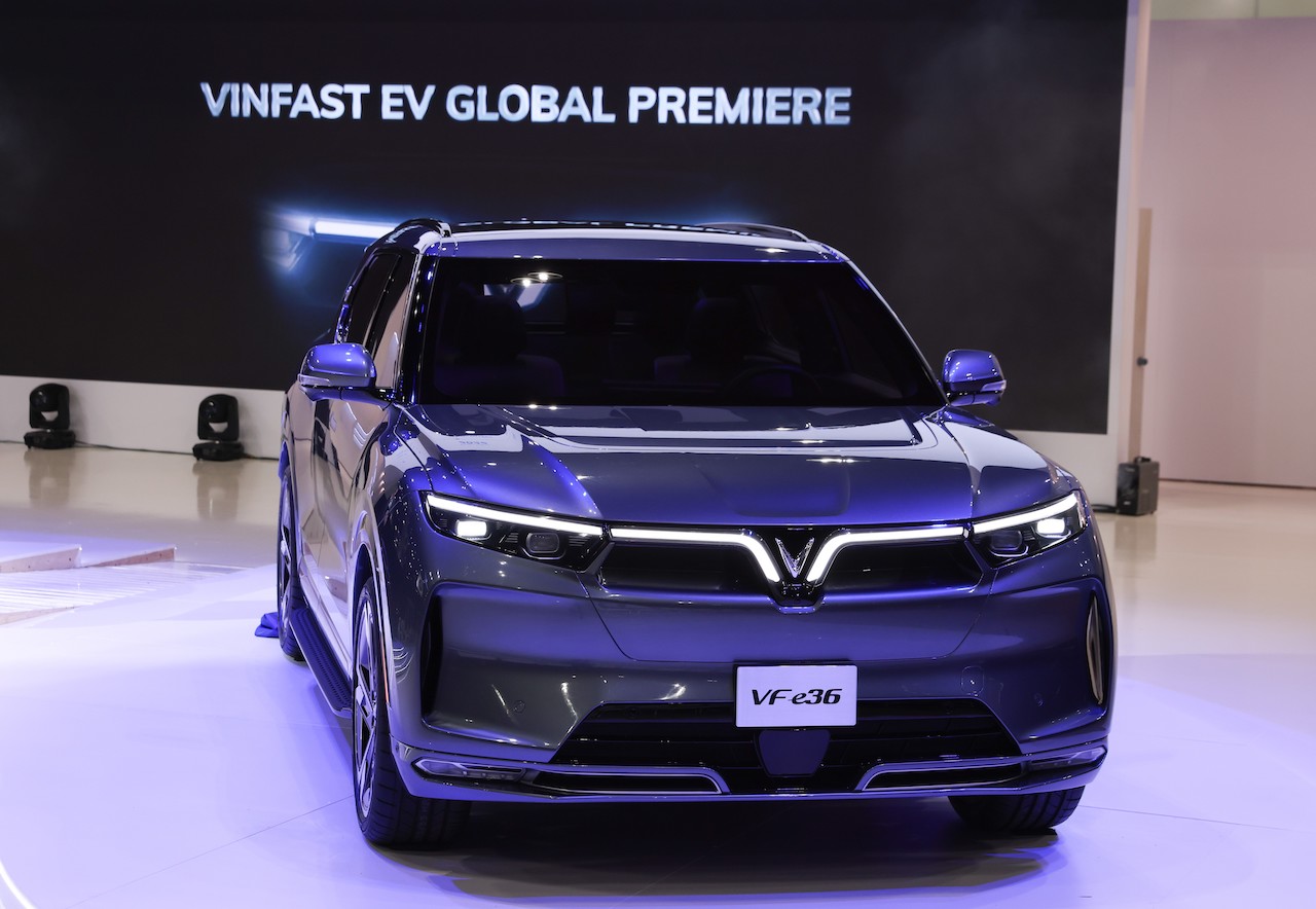 Với VF e36, đây là SUV điện cỡ E có kích thước 5.120 x 2.000 x 1.721mm. Chia sẻ tại lễ ra mắt, Giám đốc thiết kế VinFast Dave Gillet Lyon cho rằng, VF e36 mang phong cáchp/“vai năm thước rộng” với vẻ đẹp khỏe khoắn và tiện dụng.