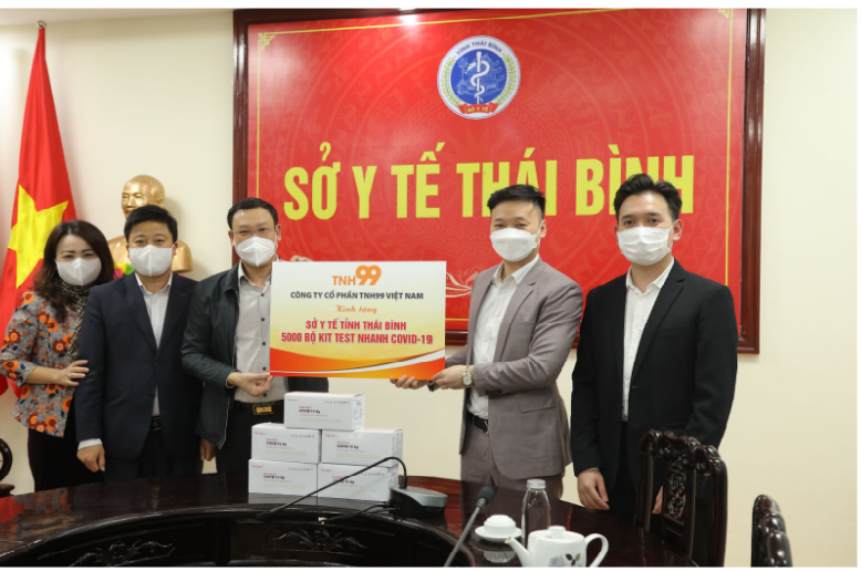 Ông Phạm Hữu Hải - Phó tổng giám đốc công ty Cổ phần TNH99 và ông Vũ Văn Tuấn Anh - Chánh văn phòng công ty Cổ phần TNH99 đại diện trao tặng 5.000 bộ kit test nhanh covid cho tỉnh Thái Bình