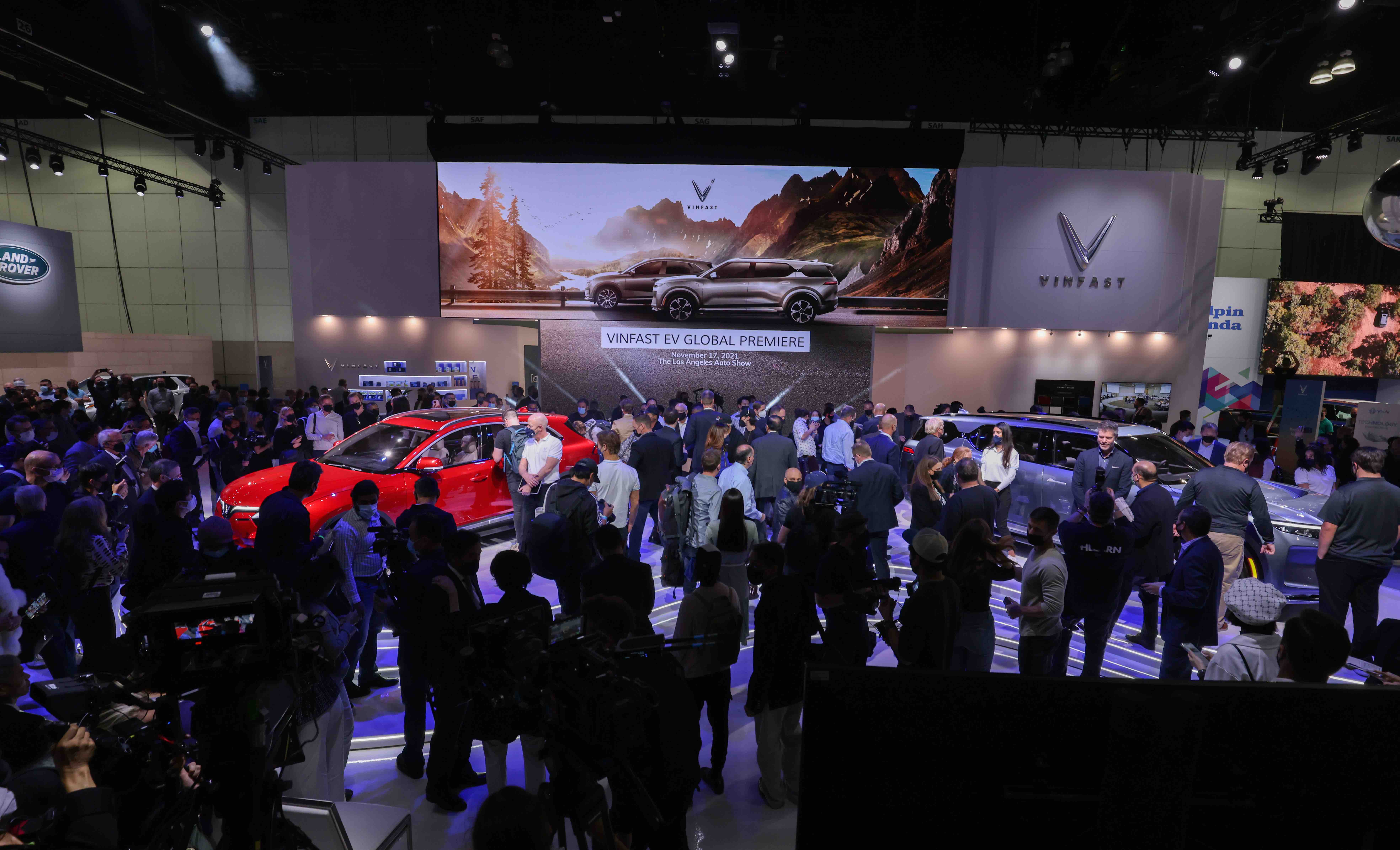 Gian hàng của VinFast trong vòng vây của giới truyền thông quốc tế trong ngày đầu tiên ra mắt tại LA Auto Show.