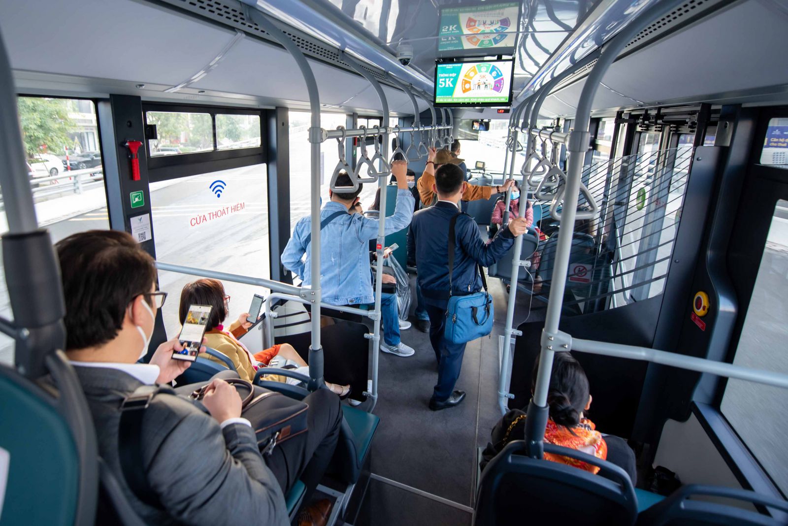 Người dân thủ đô trải nghiệm xe buýt điện VinBus.