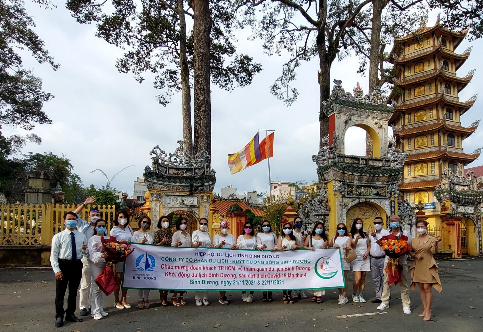 Đoàn du khách đến tham quan tại di tích chùa Hội Khánh