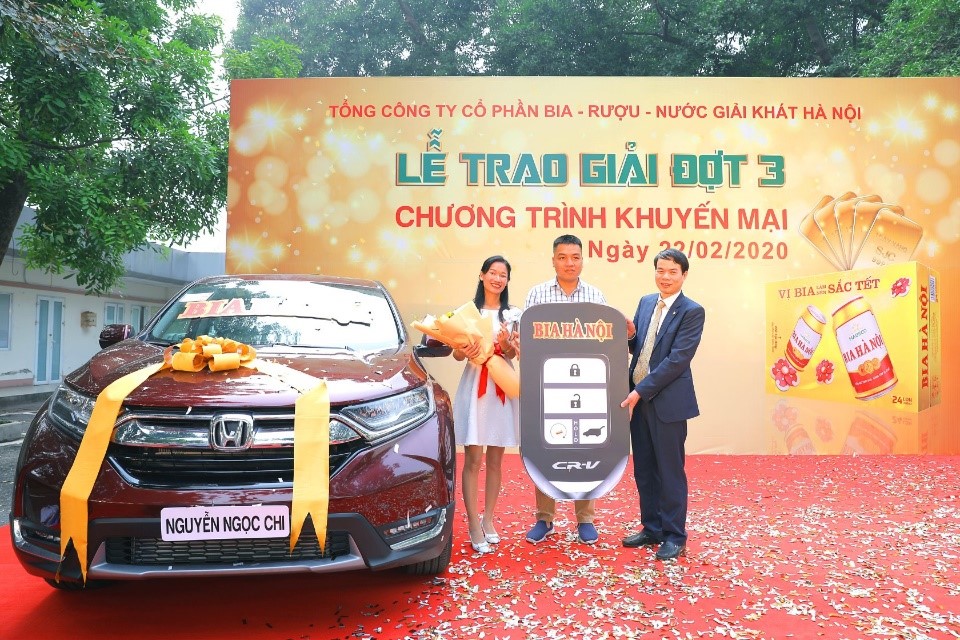 Chị Nguyễn Ngọc Chi nhận giải đặc biệt là chiếc ôtô Honda CRV từ Bia Hà Nội.