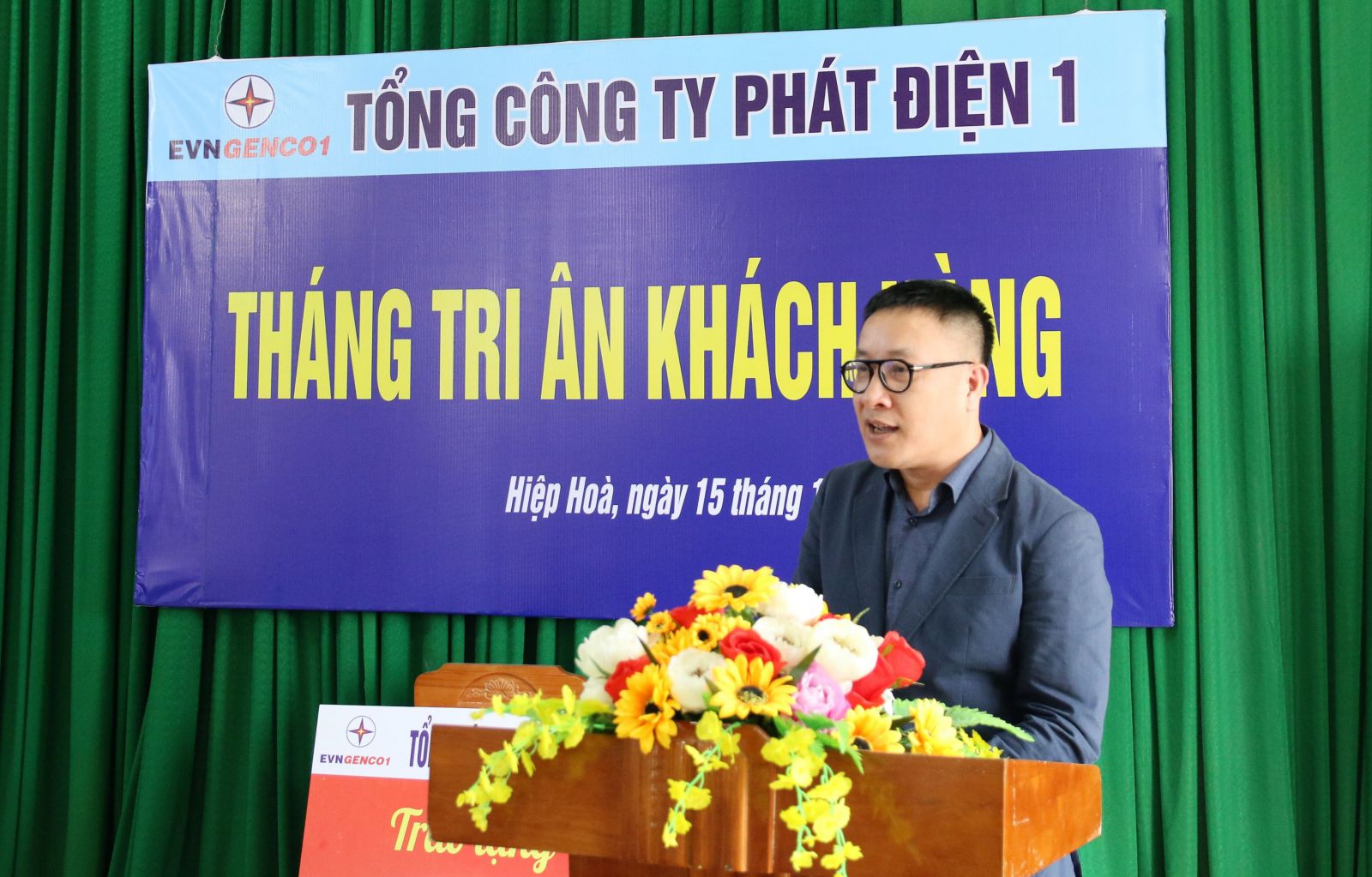 Ông Nguyễn Mạnh Huấn, Phó Tổng giám đốc Tổng công ty Phát điện 1 phát biểu tại buổi trao tặng