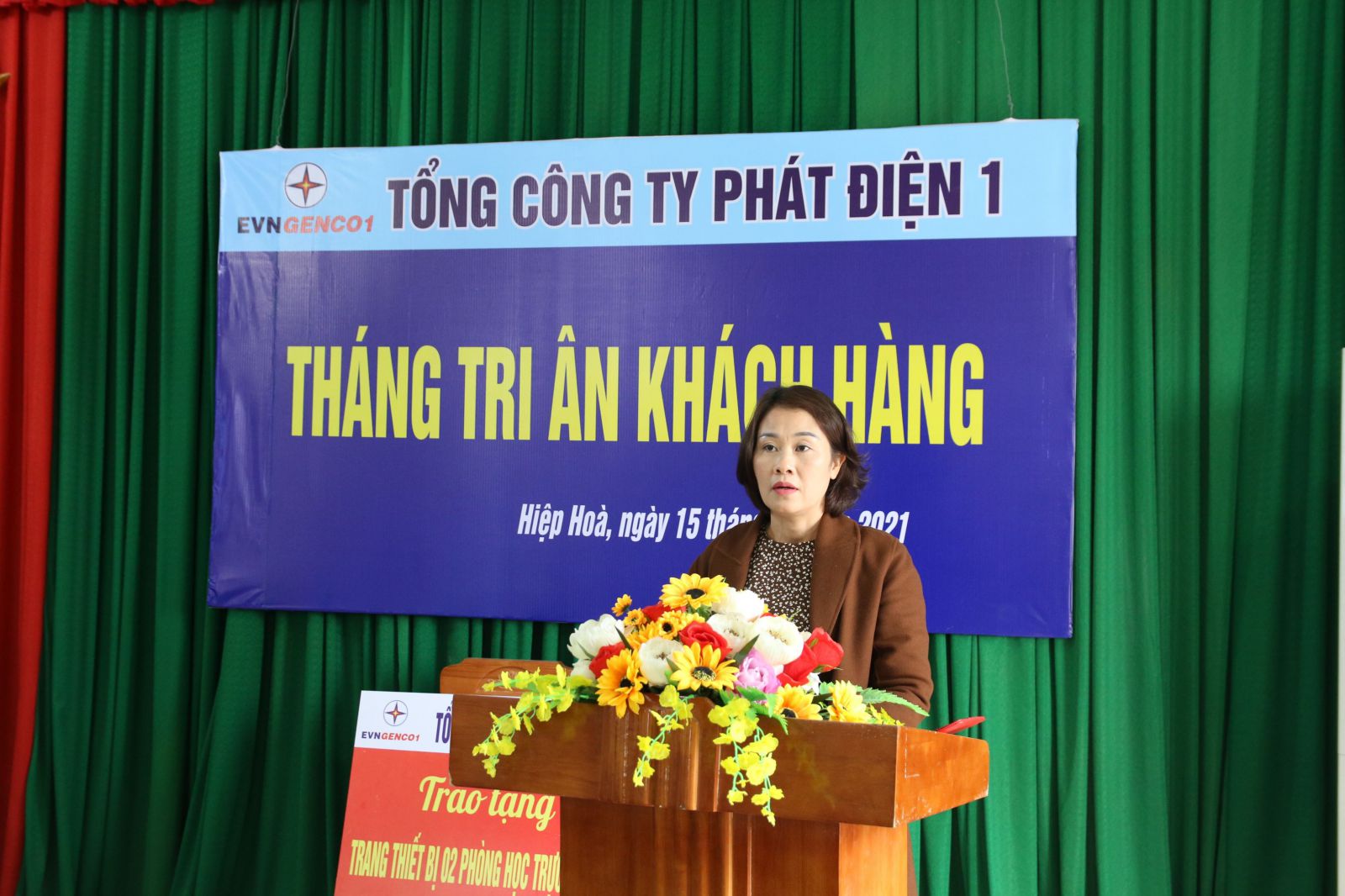 Cô Nguyễn Thị Huyền, Hiệu trưởng nhà trường phát biểu tại lễ trao tặng thiết bị phòng học trực tuyến 