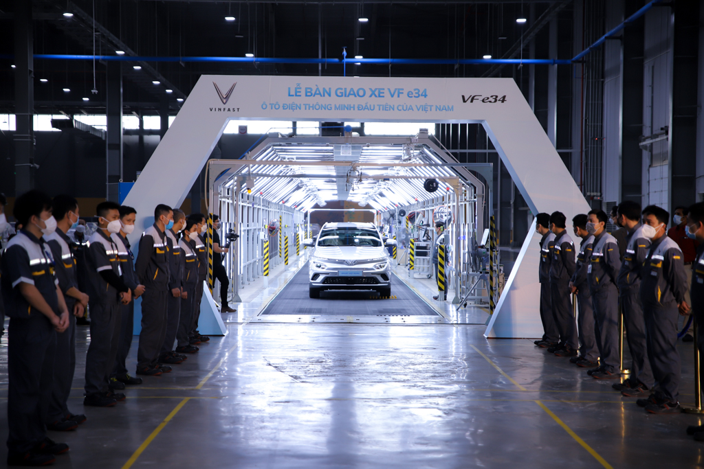Những chiếc ô tô điện VinFast VF e34 đầu tiên chuẩn bị lăn bánh ra khỏi dây chuyền sản xuất tại nhà máy VinFast Hải Phòng