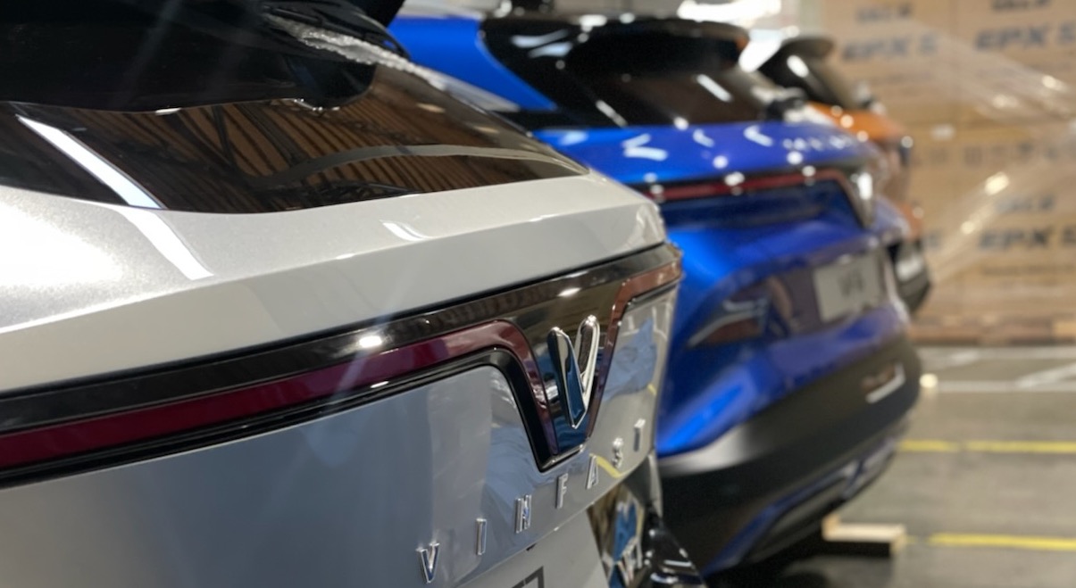 Một góc ảnh rộng hơn hé lộ về 3 mẫu xe điện hạng A-B-C của VinFast sẽ đổ bộ tại Las Vegas. Dù chưa được ngắm trọn vẹn nhưng với những hình ảnh này, cảm nhận đầu tiên là thiết kế kết hợp giữa sự mạnh mẽ, khỏe khoắn và mềm mại - một trong những yếu tố tạo nên ấn tượng tốt với thị trường Mỹ. Theo công bố trước đó, cả 3 mẫu xe điện sẽ có sự tham gia thiết kế của hai cái tên nổi tiếng bậc nhất thế giới là Pininfarina và Torino Design, với ngôn ngữ thiết kế hiện đại nhằm tối ưu tính năng khí động học.