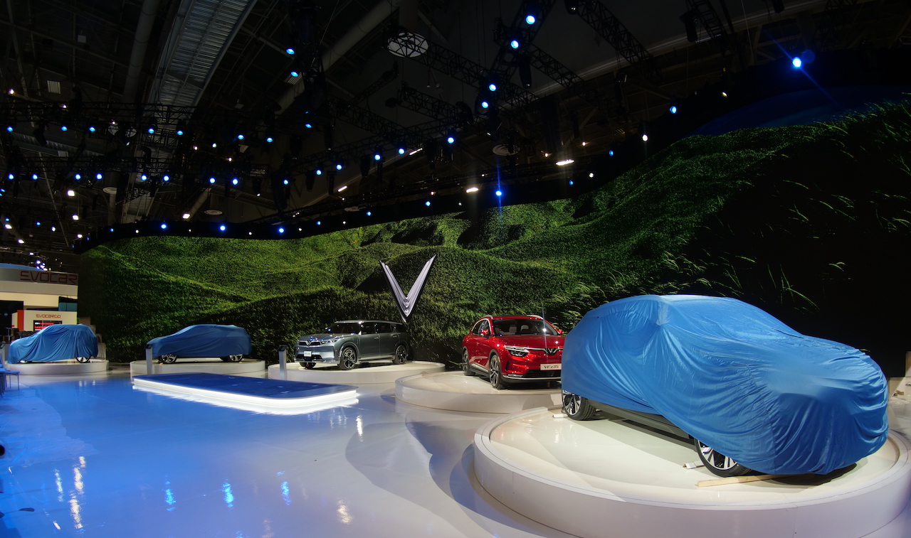 Đến thời điểm này, sân khấu lớn của VinFast đã sẵn sàng. Bên cạnh 5 mẫu ô tô điện, tại CES 2022, VinFast sẽ có màn trình diễn các tính năng thông minh được phát triển bởi đội ngũ kĩ sư VinFast cùng các đối tác đầu ngành trong lĩnh vực công nghệ ô tô. 