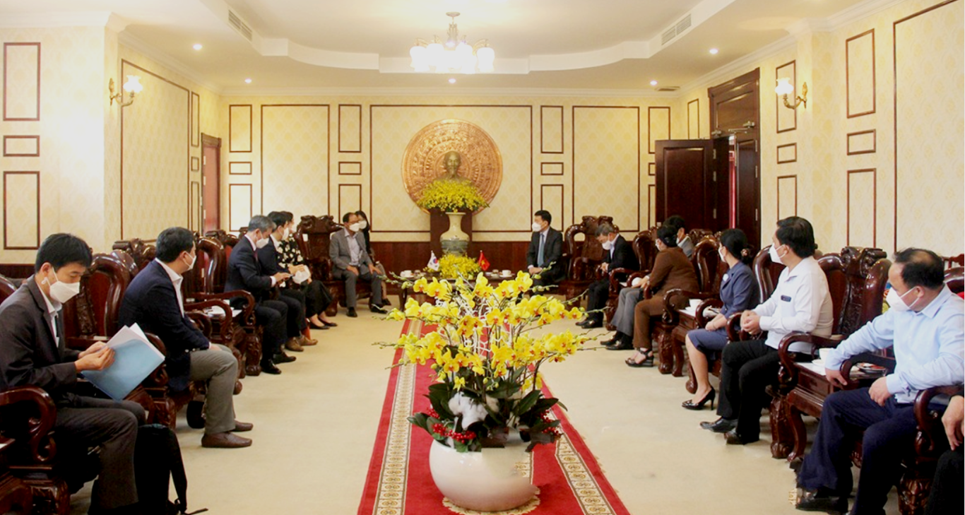 Đại sứ Park Noh Wan nghe Phó Chủ tịch UBND huyện Chơn Thành Dương Hoài Pha (bên phải) trình bày những ưu điểm của các dự án trên địa bàn huyện Chơn Thành