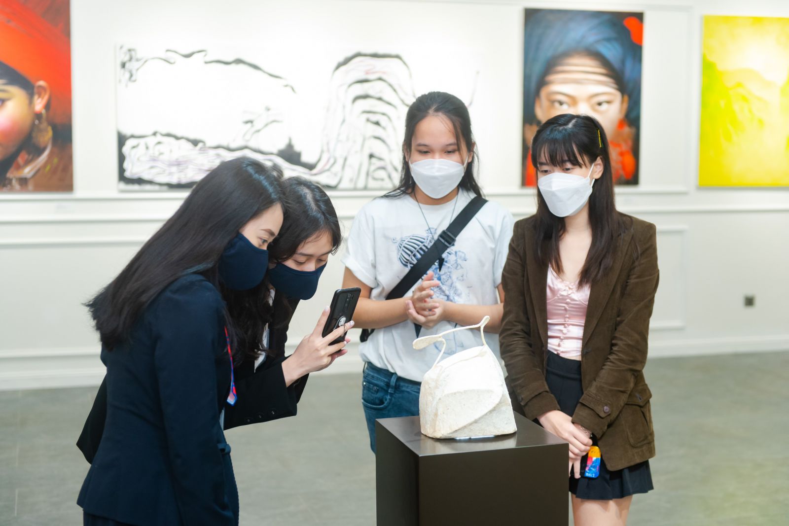 Tác phẩm của nghệ sĩ Vũ Kim Thư thu hút nhiều sinh viên