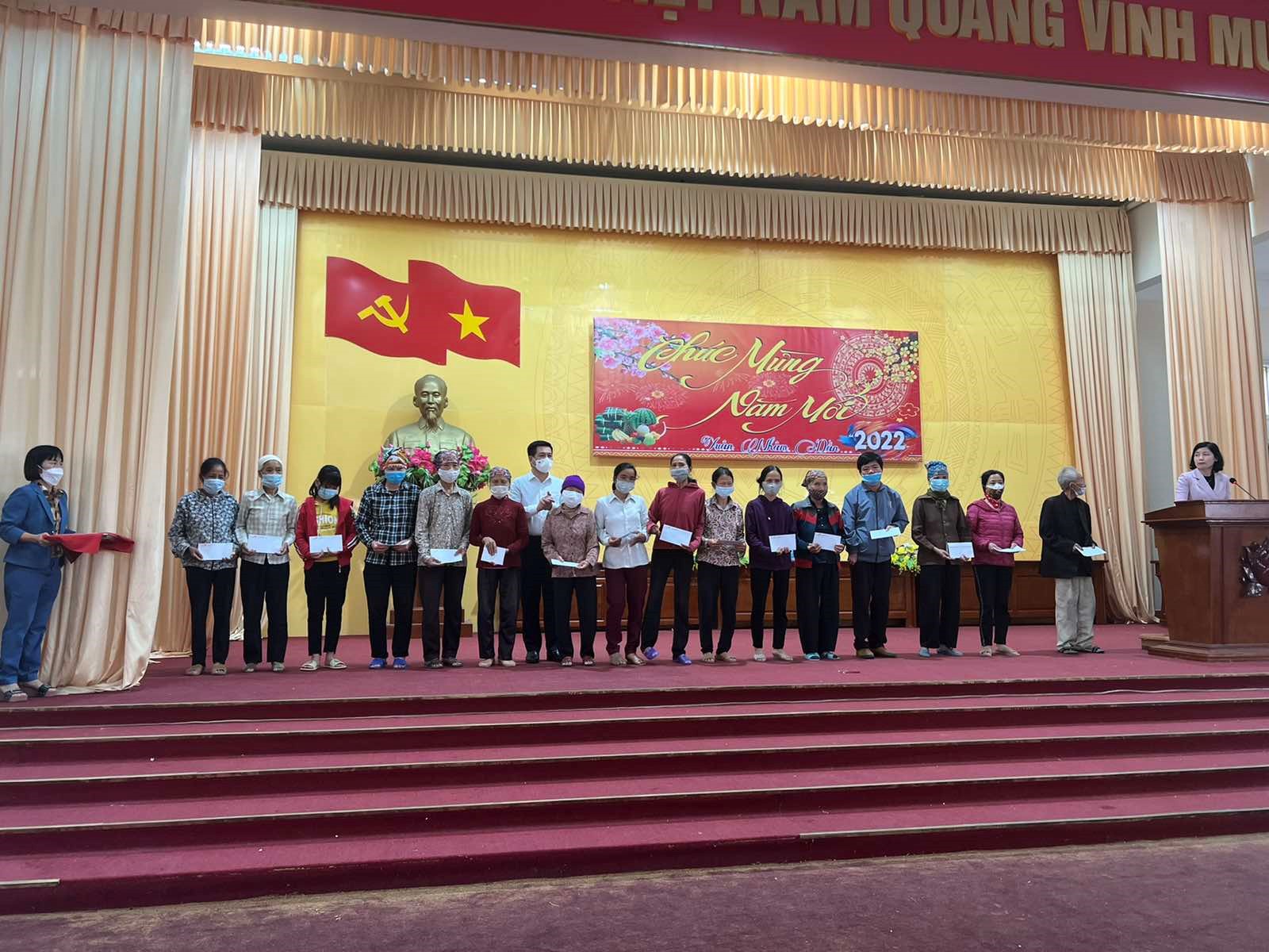 Bộ trưởng Bộ Công Thương Nguyễn Hồng Diên trao quà cho người dân xã Hồng Minh, huyện Hưng Hà, tỉnh Thái Bình.