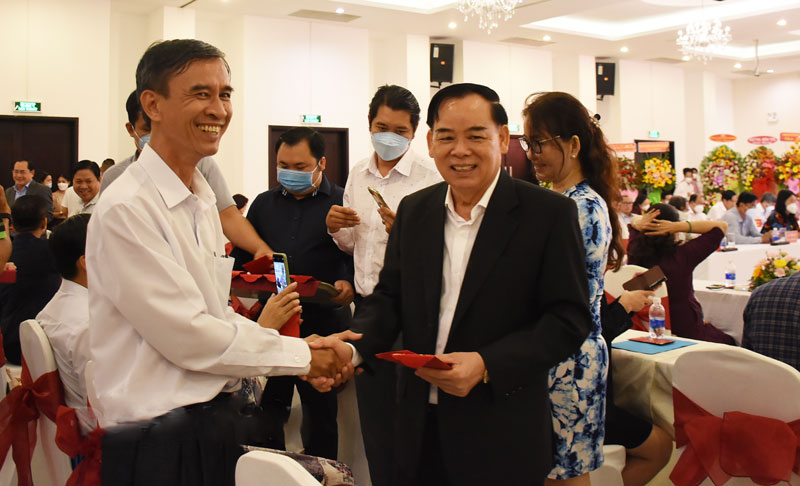 Chủ tịch UBND tỉnh Trần Ngọc Tam lì xì đầu năm cho doanh nghiệp tham dự buổi họp mặt. 