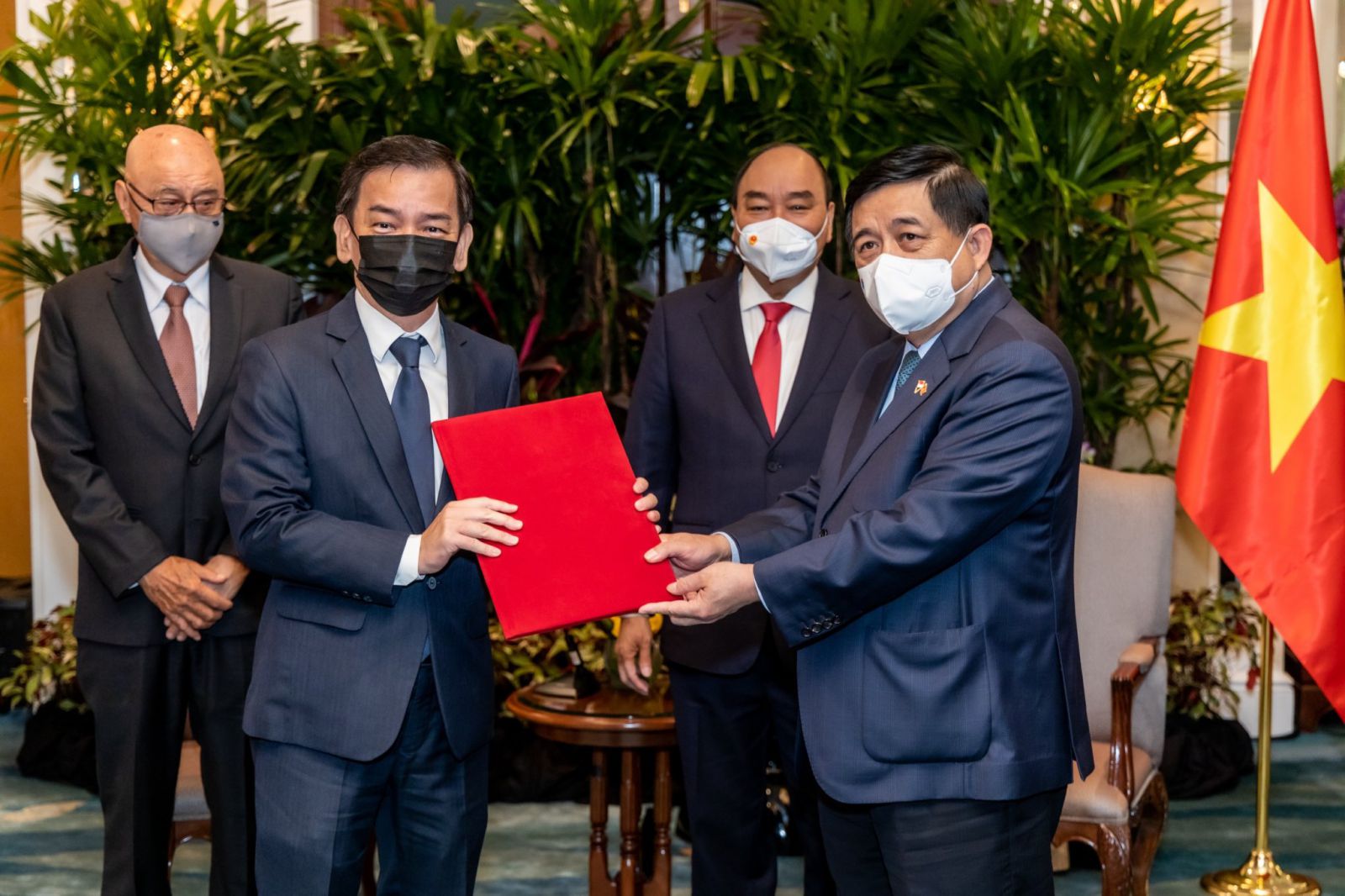 Trước sự chứng kiến của Chủ tịch nước Nguyễn Xuân Phúc, Bộ trưởng Bộ Kế hoạch và đầu tư Nguyễn Chí Dũng đã trao giấy phép đầu tư cho KCN Việt Nam Singapore (VSIP) III tại Bình Dương.