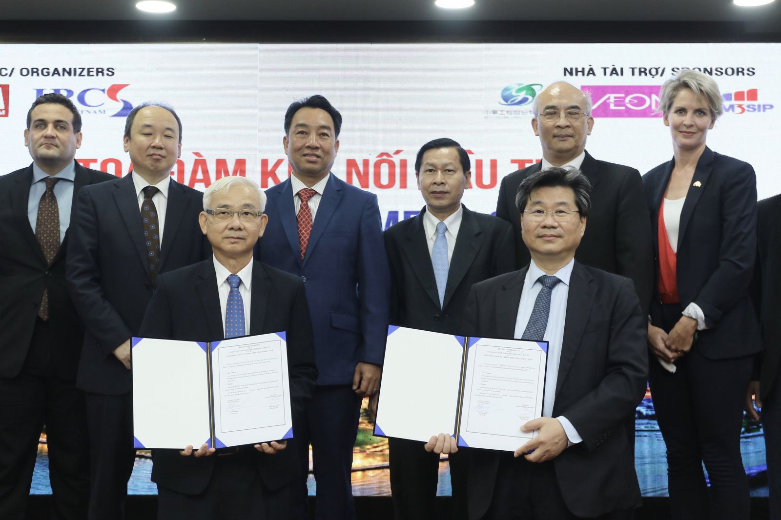 Ông Phạm Ngọc Thuận, TGĐ Becamex IDC (trái) và có Ông Đỗ Nhất Hoàng - Cục trưởng Cục Đầu tư nước ngoài (phải) ký kết hợp tác giữa hai đơn vị với sự chứng kiến của các lãnh đạo.