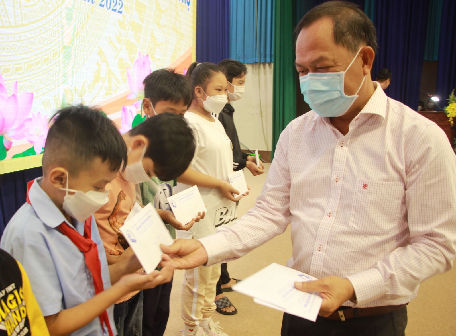 Ông Nguyễn Thanh Cường -Tổng giám đốc Công ty TNHH sản xuất thương mại Thiên Quỳnh trao kinh phí hỗ trợ đợt 1 năm 2022 cho trẻ em.
