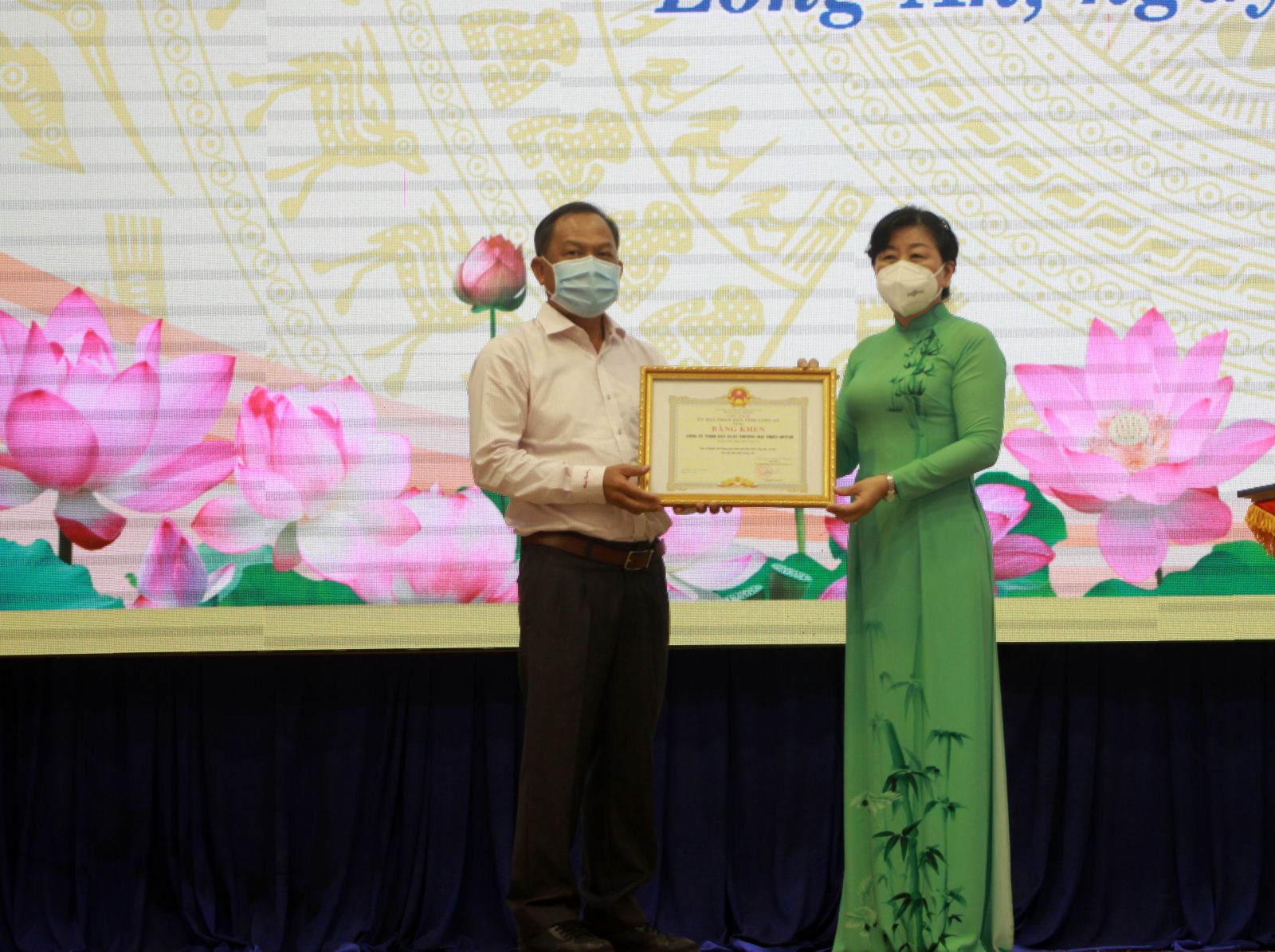 Bà Nguyễn Hồng Mai - Giám đốc Sở Lao động - Thương binh và Xã hội Long An trao Bằng khen của UBND tỉnh cho Công ty TNHH sản xuất thương mại Thiên Quỳnh