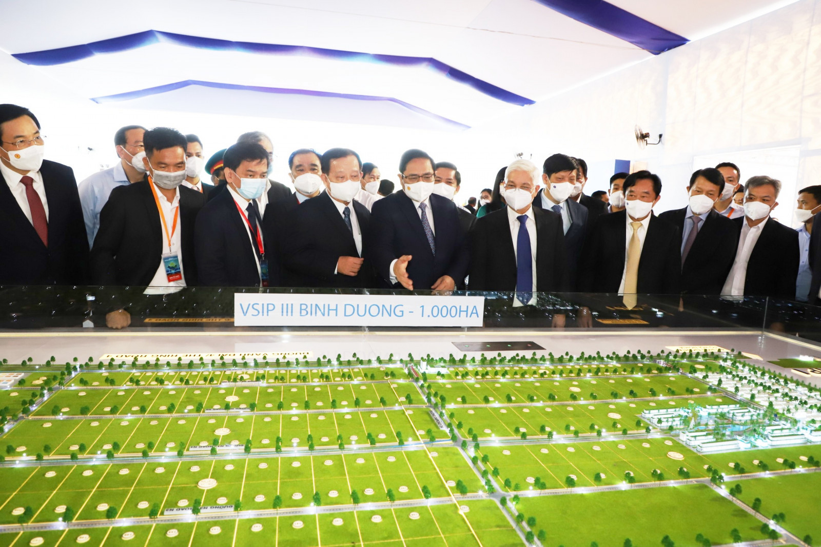 Thủ tướng Chính phủ Phạm Minh Chính, lãnh đạo tỉnh Bình Dương và các đại biểu tham quan mô hình KCN VSIP III 