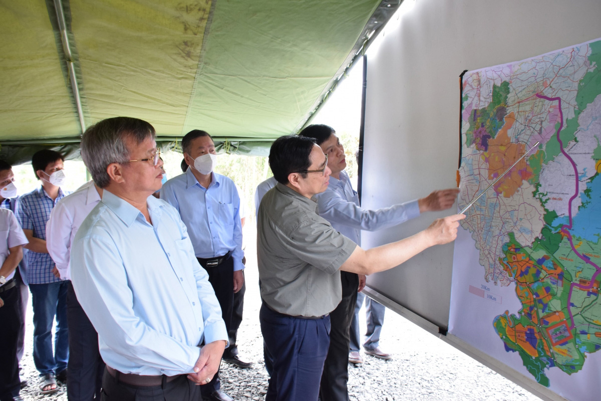 Sau khi kiểm tra thực tế, Thủ tướng Phạm Minh Chính cùng lãnh đạo tỉnh Bình Phước và Bộ Giao thông vận tải xem xét việc kết nối trên bản đồ giao thông và bản đồ tự nhiên của khu vực Đông Nam Bộ, Tây Nguyên