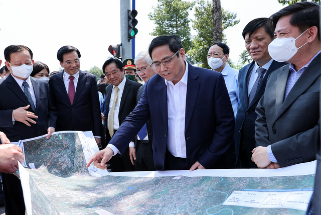 Thủ tướng Phạm Minh Chính kiểm tra, nghe báo cáo dự án quy hoạch mạng lưới giao thông tỉnh Bình Dương với các tỉnh lân cận
