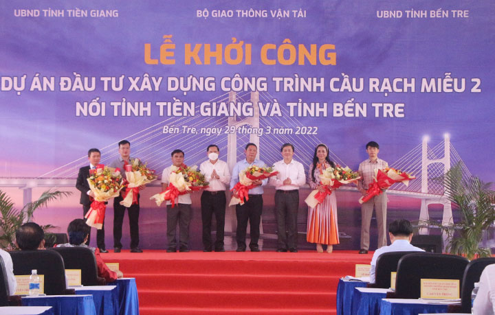 Bí thư Tỉnh ủy Lê Đức Thọ và Chủ tịch UBND tỉnh Trần Ngọc Tam trao hoa cho các nhà tài trợ