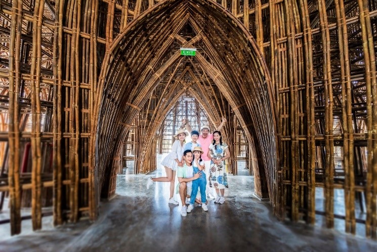Đặc biệt, kiến trúc dạng lưới giúp Bamboo Legend đảm bảo độ mở tự nhiên và thông thoáng tối đa. “Khi ánh sáng chiếu vào công trình tạo nên hiệu ứng thị giác rất đẹp, kết hợp cùng với màu sắc tự nhiên của tre làm cho không gian trở nên rất ấm cúng”, Dezeen dẫn lời từ công ty của kiến trúc sư Võ Trọng Nghĩa.
