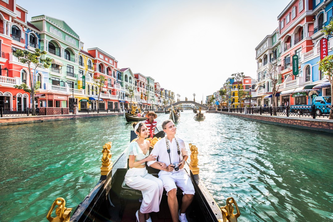 Du khách sẽ có những bức hình “siêu chất” trên con thuyền Goldola lênh đênh giữa dòng Venice phương đông thanh bình và rực rỡ. Vang vọng xung quanh là tiếng hát opera bay bổng cho phút giây trải nghiệm thêm thăng hoa.