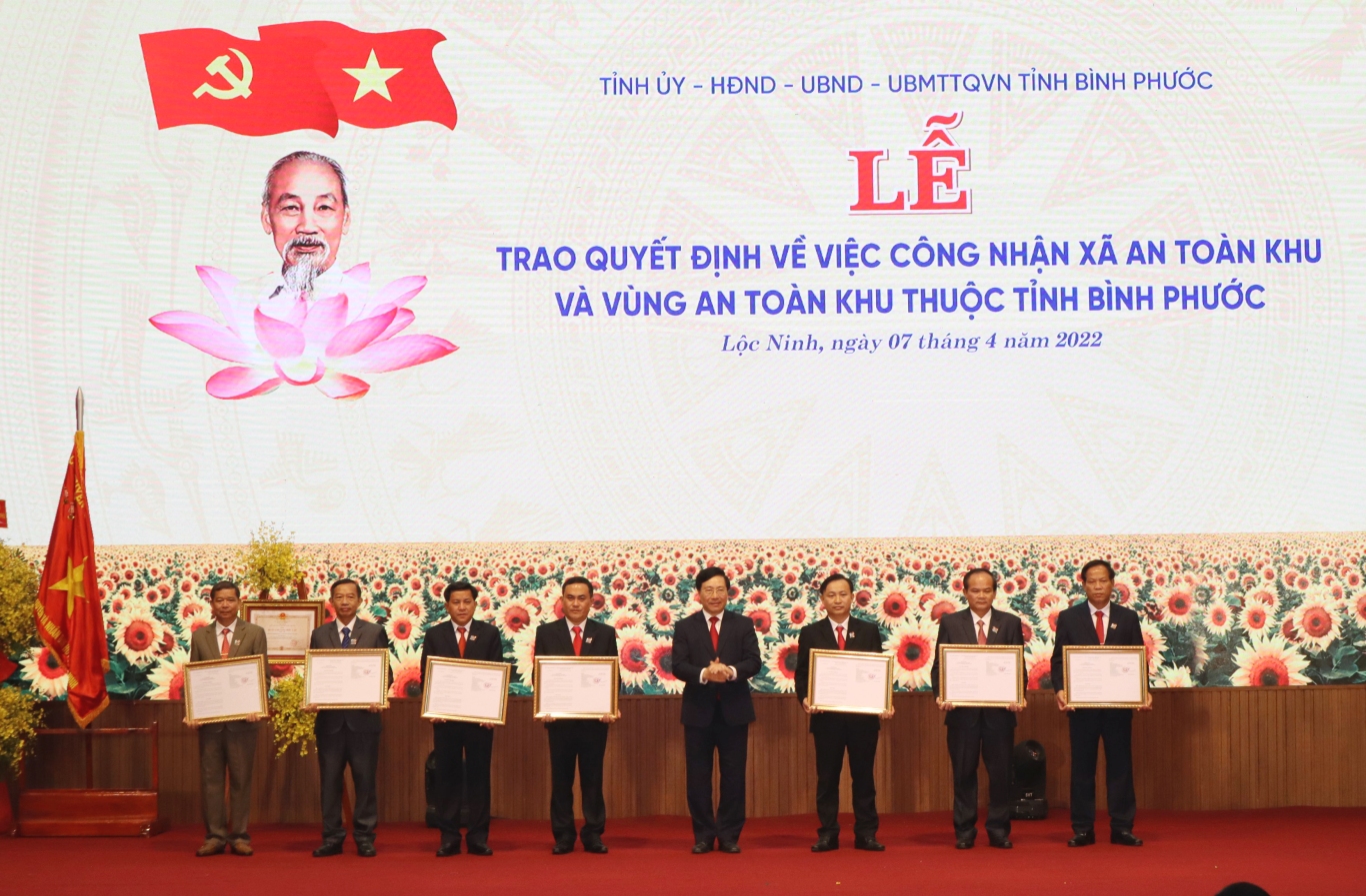 Và trao quyết định của Thủ tướng Chính phủ về công nhận 6 xã, thị trấn An toàn khu và huyện Lộc Ninh là vùng An toàn khu thời kỳ kháng chiến chống Mỹ