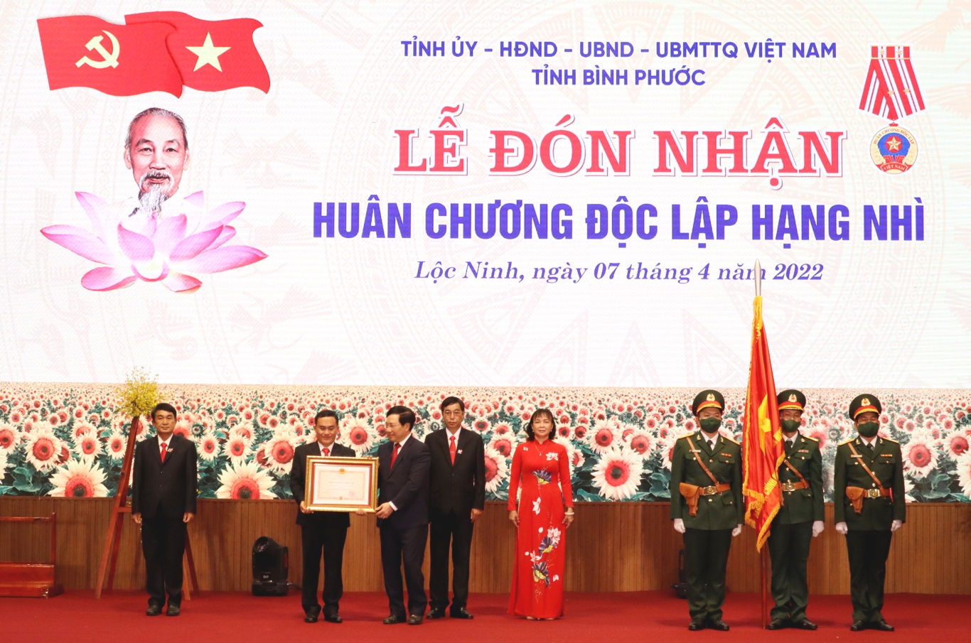 Phó Thủ tướng thường trực Phạm Bình Minh trao quyết định của Chủ tịch nước về việc tặng thưởng Huân chương Độc lập hạng nhì cho Đảng bộ, chính quyền, nhân dân huyện Lộc Ninh