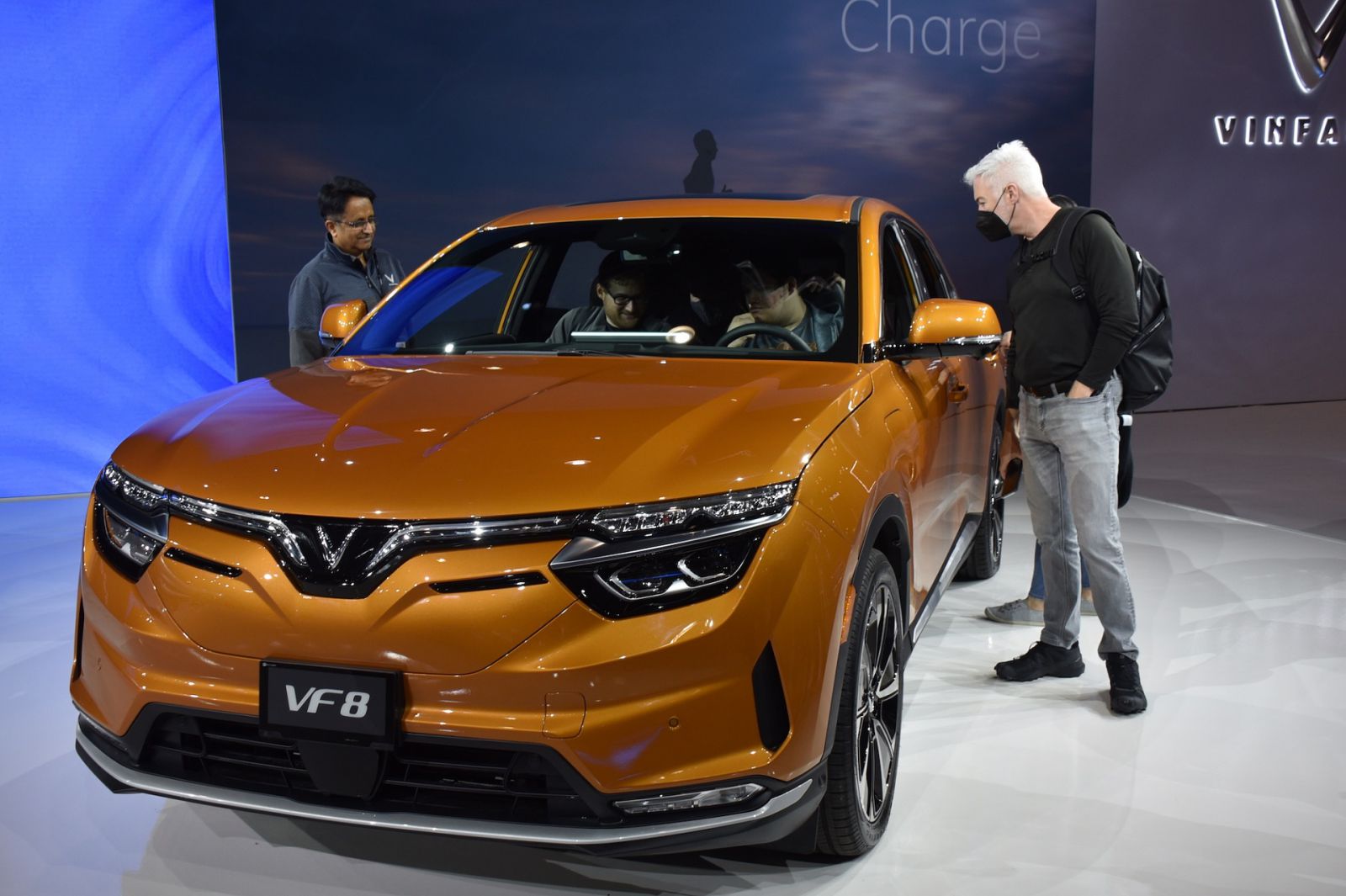 VinFast mang tới NYIAS 2022 các mẫu xe điện VF 7, VF 8 và VF 9, trong đó tâm điểm là những mẫu xe VF 8 và VF 9 dự kiến sẽ có mặt tại thị trường Mỹ vào nửa cuối năm nay. Trong khuôn khổ sự kiện tại New York, hãng xe Việt chính thức công bố giá, chính sách cho thuê pin tại thị trường Mỹ.