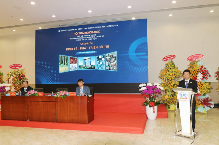 Chủ tịch UBND tỉnh Võ Văn Minh báo cáo đề dẫn tại Phiên chuyên đề Kinh tế- Phát triển đô thị