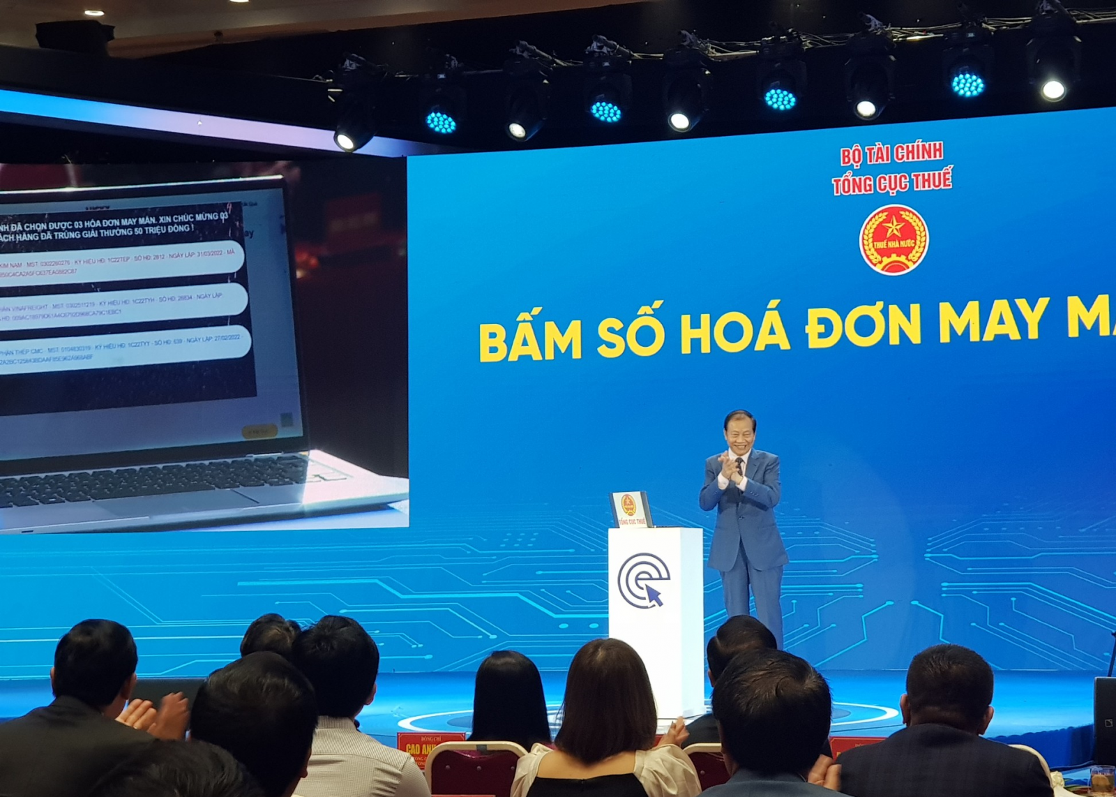 Ông Hoàng Quang Phòng, Phó Chủ tịch VCCI bấm số hóa đơn may mắn lần 2 tại Lễ công bố hệ thống hóa đơn điện tử toàn quốc