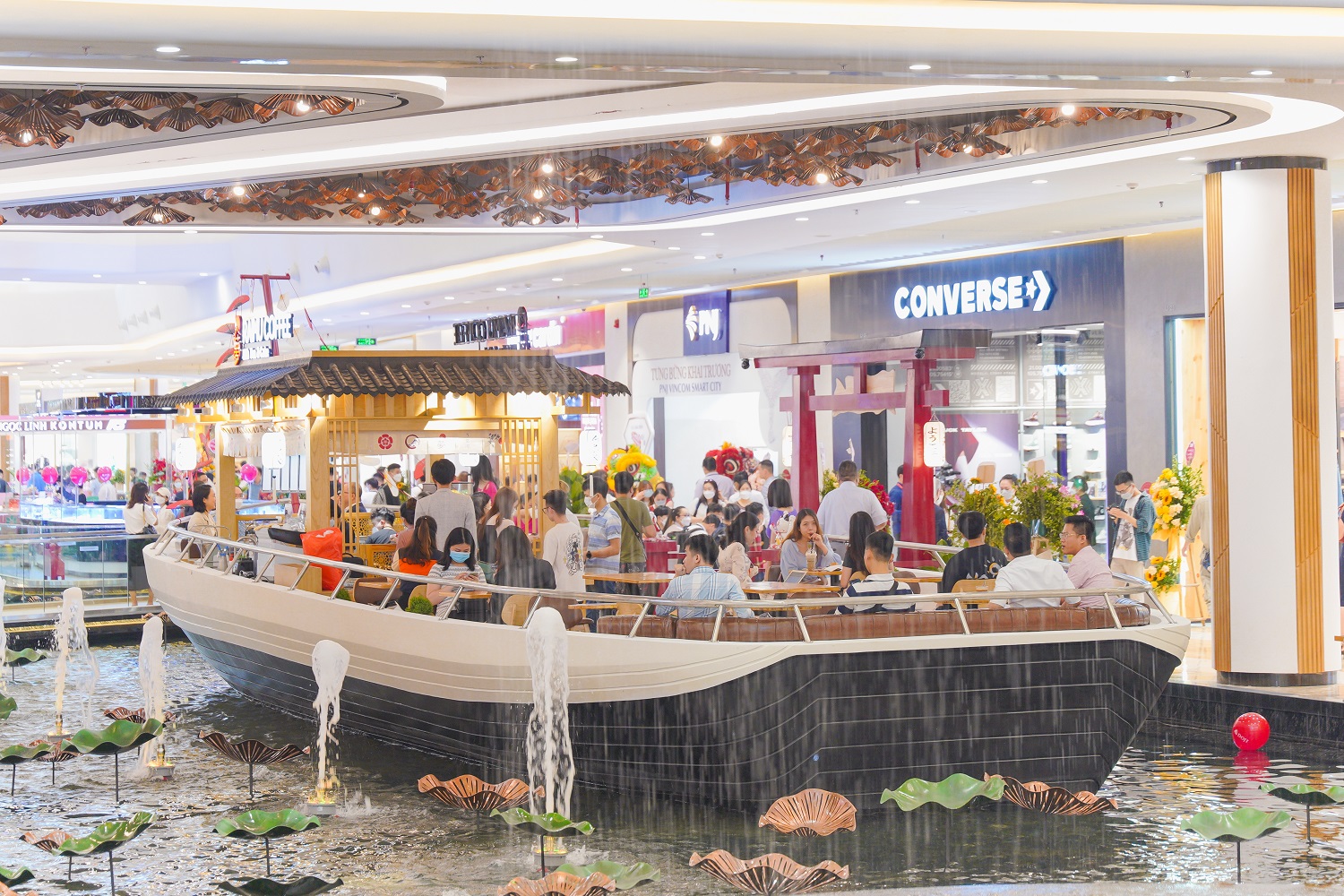 Vincom Mega Mall Smart City thu hút đông đảo khách hàng mua sắm, vui chơi và trải nghiệm ngay trong sáng khai trương