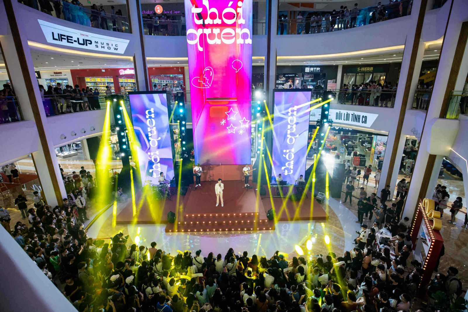 Mới đây nhất, Minishow “Đôi lời tình ca” vừa diễn ra cuối tuần trước (14/5) cũng khiến giới trẻ đứng ngồi không yên bởi những cái tên “chỉ nghe thôi đã muốn đến thẳng Vincom Mega Mall Smart City”: chàng thơ Hoàng Dũng và Suni Hạ Linh.