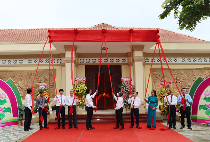 Các đại biểu thực hiện nghi thức khánh thành Nhà trưng bày “Chủ tịch Hồ Chí Minh với cách mạng Việt Nam”