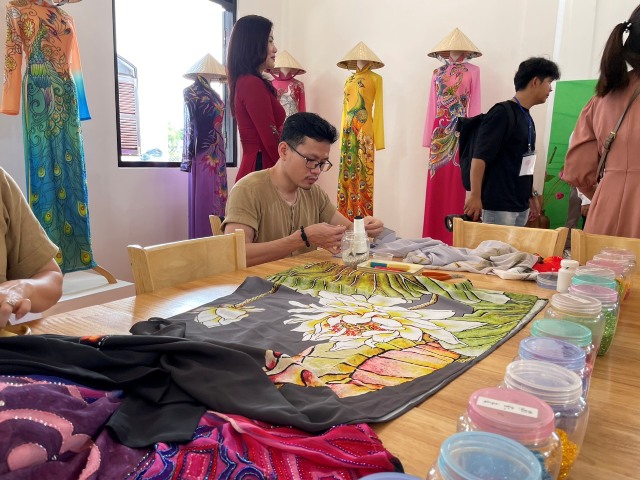Nhà thiết kế Sĩ Hoàng với bộ sưu tập áo dài sen