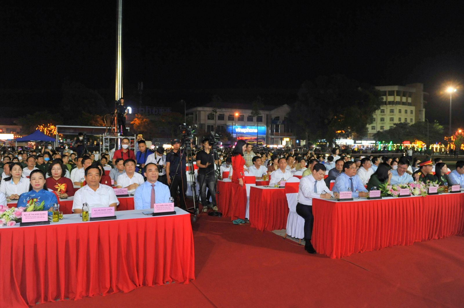 Lãnh đạo tỉnh Tuyên Quang và khách mời tham dự Chương trình