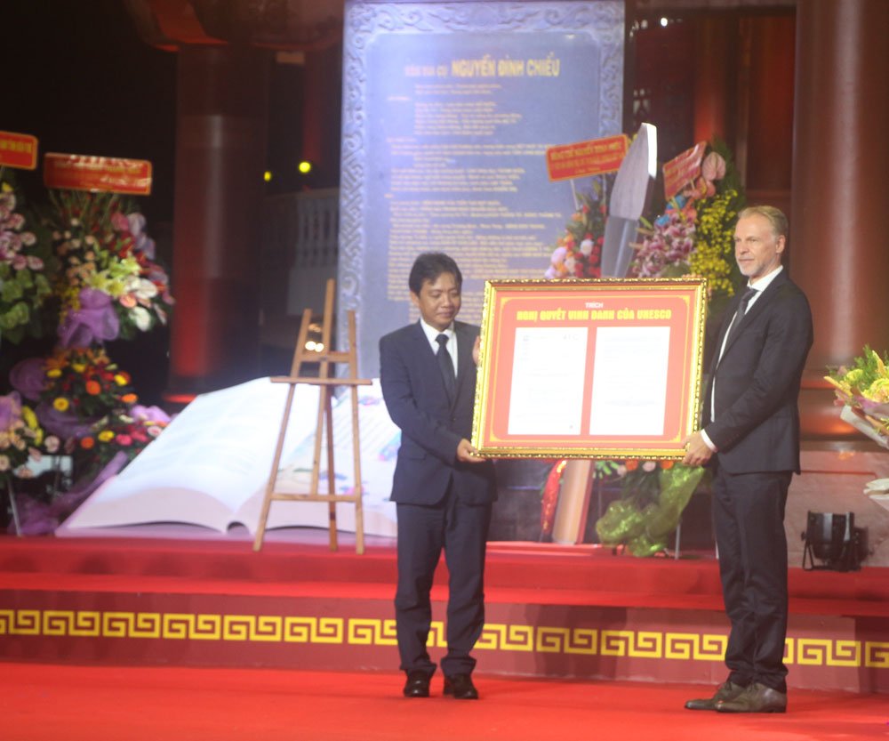 Ngài Christian Manhart - Trưởng đại diện UNESCO tại Việt Nam trao Nghị quyết cho đại diện lãnh đạo Bộ Văn hóa, Thể thao và Du lịch. 