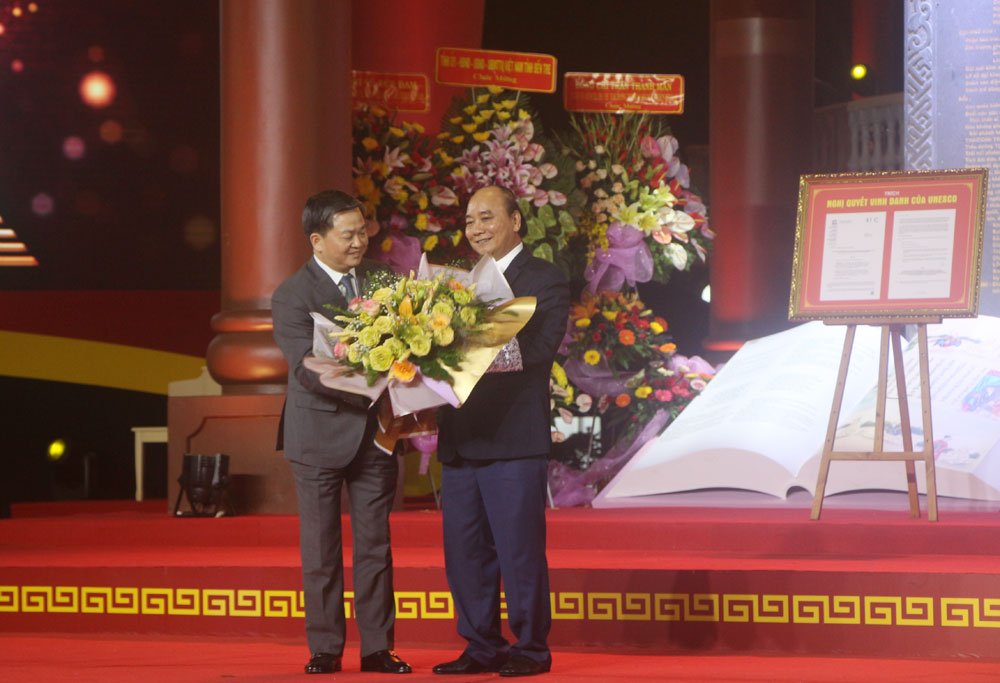 Bí thư Tỉnh ủy Bến Tre Lê Đức Thọ trao hoa cảm ơn Chủ tịch nước.