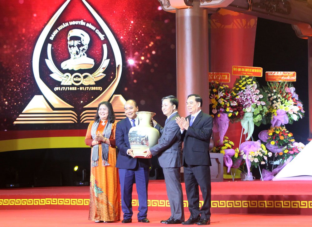Chủ tịch nước trao quà kỷ niệm cho tỉnh Bến Tre.