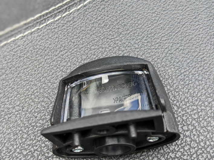 Đèn soi biển số từ Tri.om: Chi tiết nhỏ nhất trong hệ thống chiếu sáng của Feliz S là đèn soi biển số cũng được cung cấp bởi Tri.om, nhà sản xuất đèn danh tiếng đến từ Italia. Tri.om được thành lập từ năm 1969 và là một trong những đối tác cung ứng đèn chiếu sáng cho ô tô và xe máy lớn nhất tại Châu Âu.