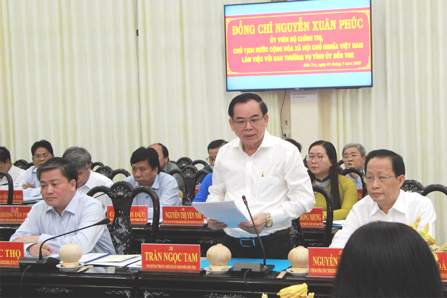 Chủ tịch UBND tỉnh Trần Ngọc Tam báo cáo tại buổi làm việc.