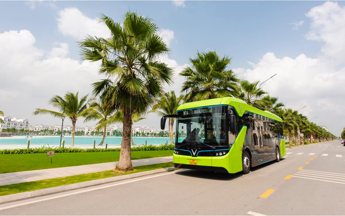 Xe bus điện VinFast tại các KĐT Vinhomes đã giúp cư dân thuận tiện di chuyển đồng thời lan toả lối sống xanh lành mạnh. 