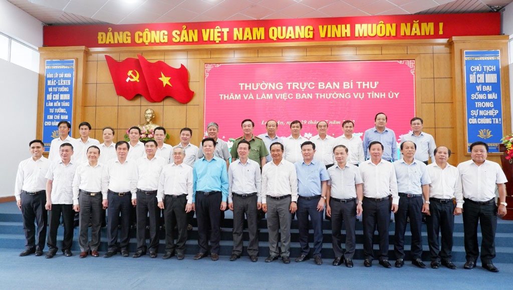 Đoàn cán bộ Trung ương chụp ảnh lưu niệm với lãnh đạo tỉnh Long An