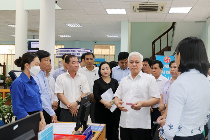 Bí thư Tỉnh ủy Nguyễn Văn Lợi trao đổi với lãnh đạo sở, ngành, thành phố, Trung tâm Hành chính công thành phố về việc hồ sơ thủ tục hành chính