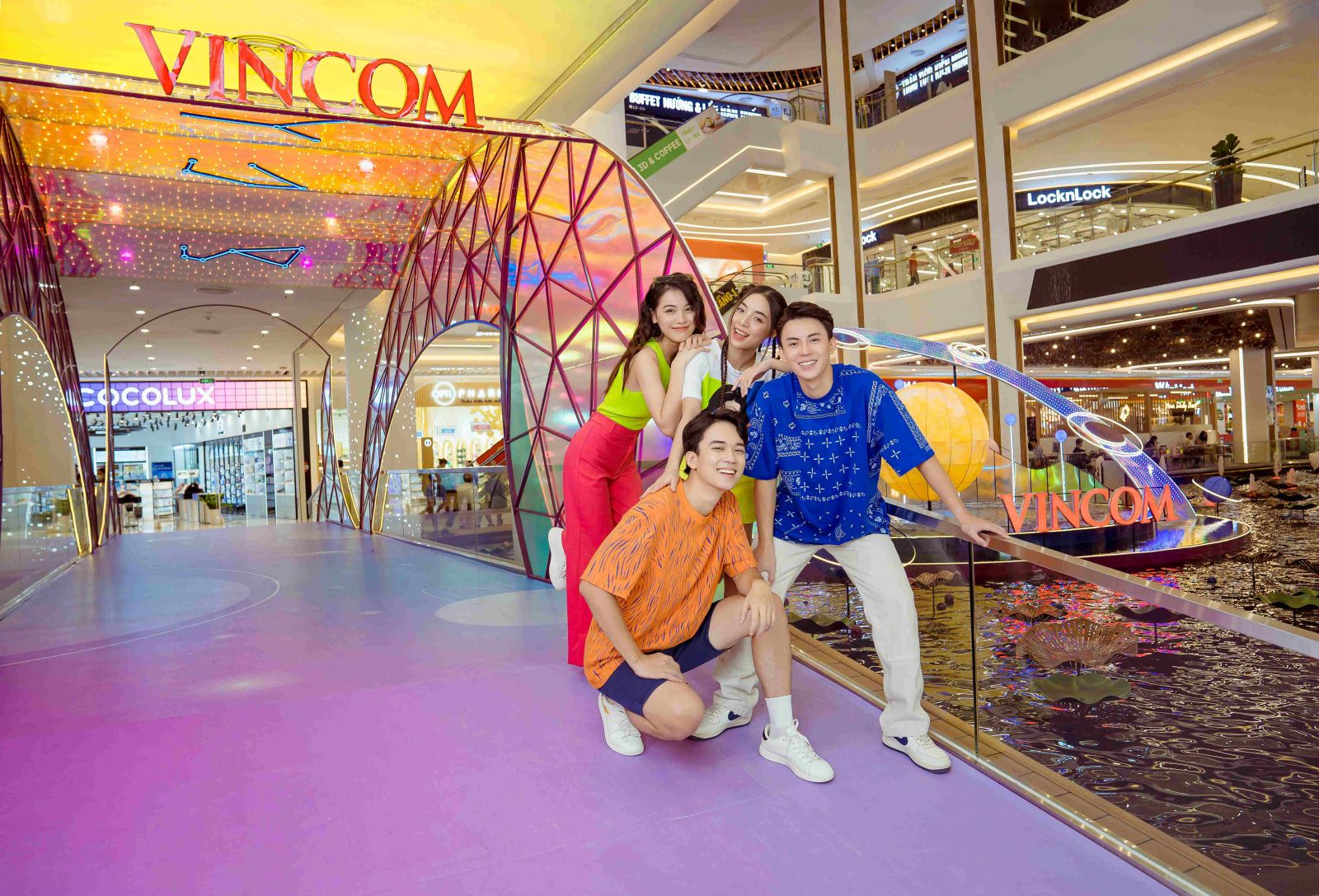 Các Hotface với trang phục mới nhất từ Zara check-in cực chất tại decor “Dòng sông ngân hà” tại Vincom Mega Mall Smart City