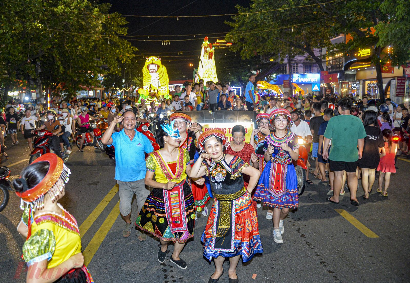 Tại Tuyên Quang, tết Trung thu được coi là lễ hội lớn nhất cả nước. Những ngày này, không khí trung thu tại đây đã rộn ràng khắp các con phố, thu hút rất đông người dân và du khách tứ phương.
