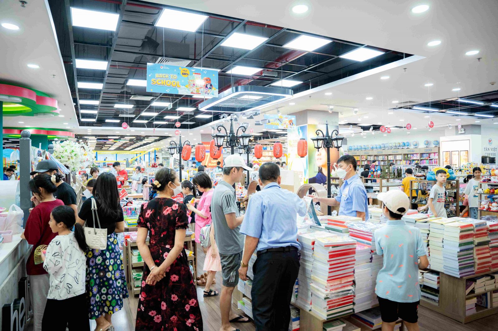 “Trung tâm thương mại tốt nhất Việt Nam 2022” Vincom Mega Mall Ocean Park (Hà Nội) tấp nập khách hàng đến tham quan, mua sắm. 