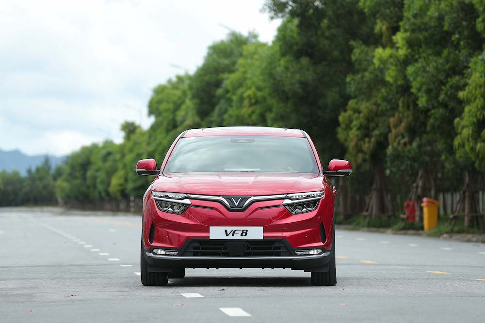 Với những chiếc xe đầu tiên đã bàn giao, VinFast VF 8 sẽ sớm xuất hiện trên đường phố Việt Nam và sắp tới sẽ là nhiều nước trên thế giới.